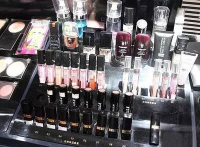 復旦大三男生賣化妝品,稱預計年賺1億