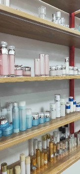 2萬(wàn)起化妝品貼牌擁有自己的品牌白云區(qū)化妝品原料廠(chǎng)家